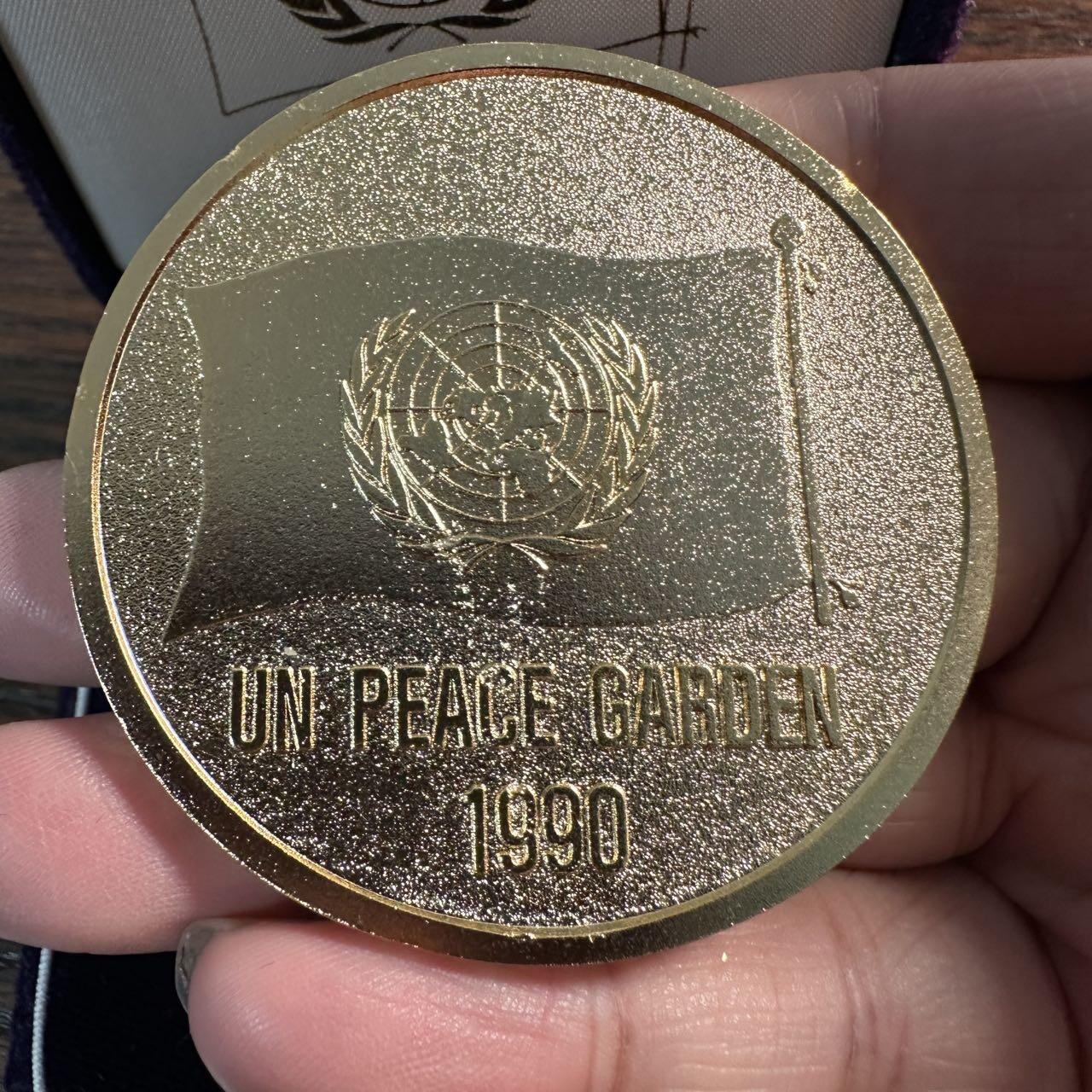 蒂克钱币-第57场 日本章 企业章拍卖  1990年发行的联合国和平花园-广岛和平之钟 镀金纪念章 57mm 62g