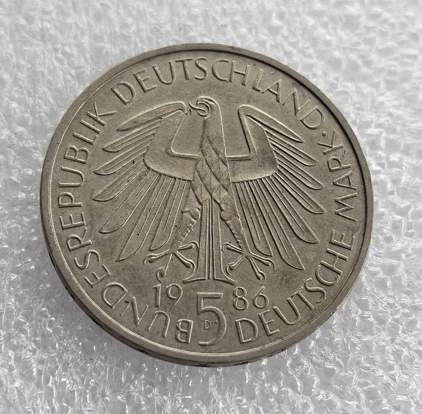 外国优质老铜币高银银币，周六九点倒数截拍，满百包邮，持续收拍 西德1986年5马克纪念币，正面铸联邦德国国徽（联邦之鹰），威严庄重；背面为海德堡大学 600 周年纪念，雄狮图案灵动，文字清晰，兼具国徽经典设计与名校历史纪念价值，收藏意义突出。