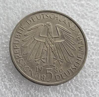 外国优质老铜币高银银币，周六九点倒数截拍，满百包邮，持续收拍 - 西德1986年5马克纪念币，正面铸联邦德国国徽（联邦之鹰），威严庄重；背面为海德堡大学 600 周年纪念，雄狮图案灵动，文字清晰，兼具国徽经典设计与名校历史纪念价值，收藏意义突出。