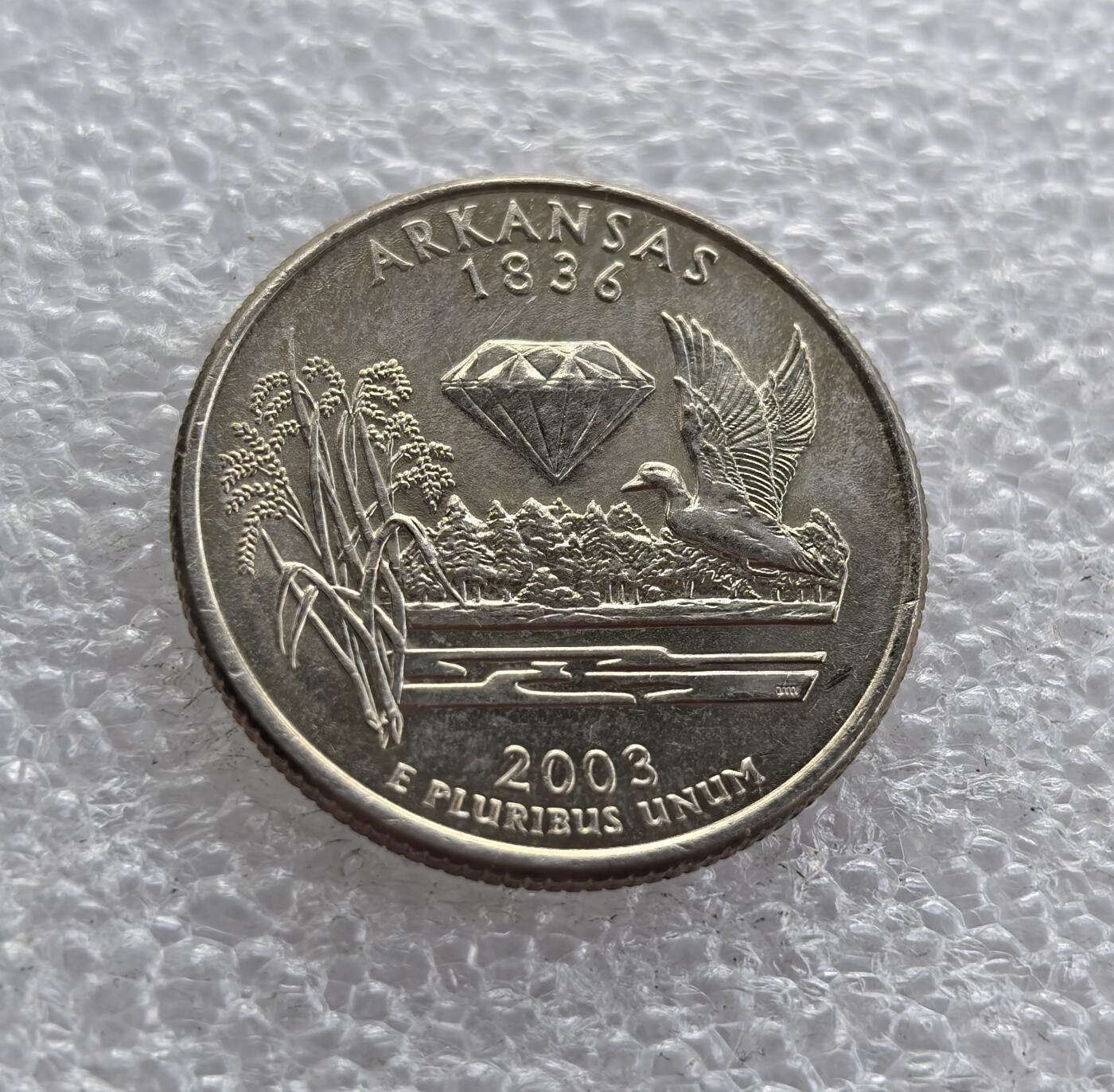 外国优质老铜币高银银币，周六九点倒数截拍，满百包邮，持续收拍 美国阿肯色州 25 分州纪念币，隶属 50 州 25 美分纪念币系列。标注 1836 年阿肯色加入联邦，币面刻画钻石、水稻、野鸭与湿地森林，展现州钻石矿、农业及生态特色，是美国州币收藏的经典品种。
