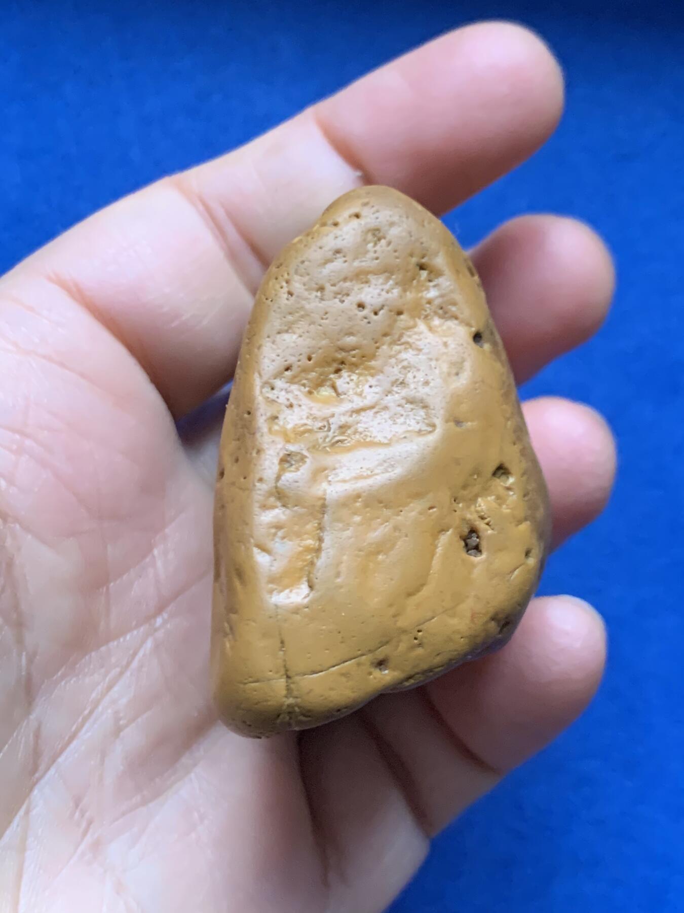 《竞宝斋》第462场 周日，周一，2场连拍 （全场包邮）欢迎送拍 黄蜡石石雕·金蟾手把件，自然底座，底部金印，重128.8克，大小一手握，图案面背面有个窝窝，内有天然石中石，也可以做博古架小摆件，亦可做镇纸；