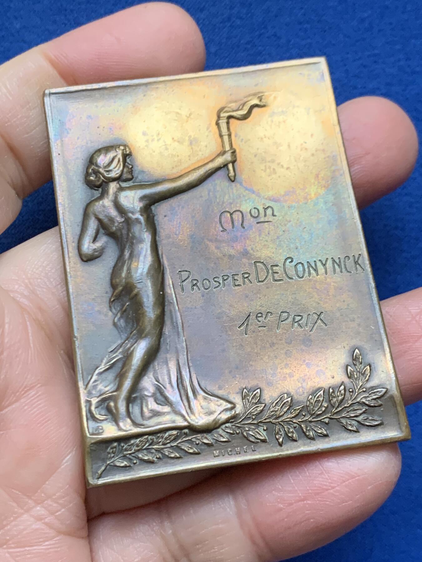 《竞宝斋》第462场 周日，周一，2场连拍 （全场包邮）欢迎送拍 1924年比利时火炬女神《寻找光明》方形纪念大铜章 美术设计比赛一等奖章 双面老彩包浆 61.6*45.3mm 重约64.7g 女神身姿妙曼 手举火炬 身披薄纱 让人伶爱 稀罕品种