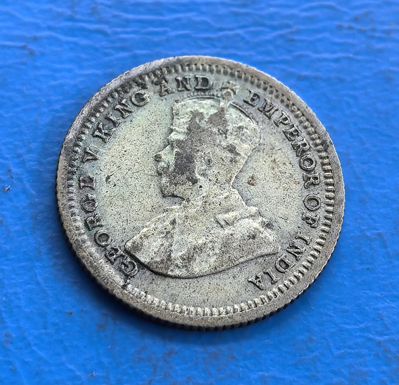 外国优质老铜币高银银币，周六九点倒数截拍，满百包邮，持续收拍 海峡殖民地1935 年 5 分银币，正面乔治五世头像雕刻传神，“英属印度皇帝” 铭文环绕规整；背面海峡殖民地标识、5 分面值与年份清晰排布，数字 5 设计醒目，纹饰简洁对称，殖民风格浓郁，金属质感古朴，工艺精致。