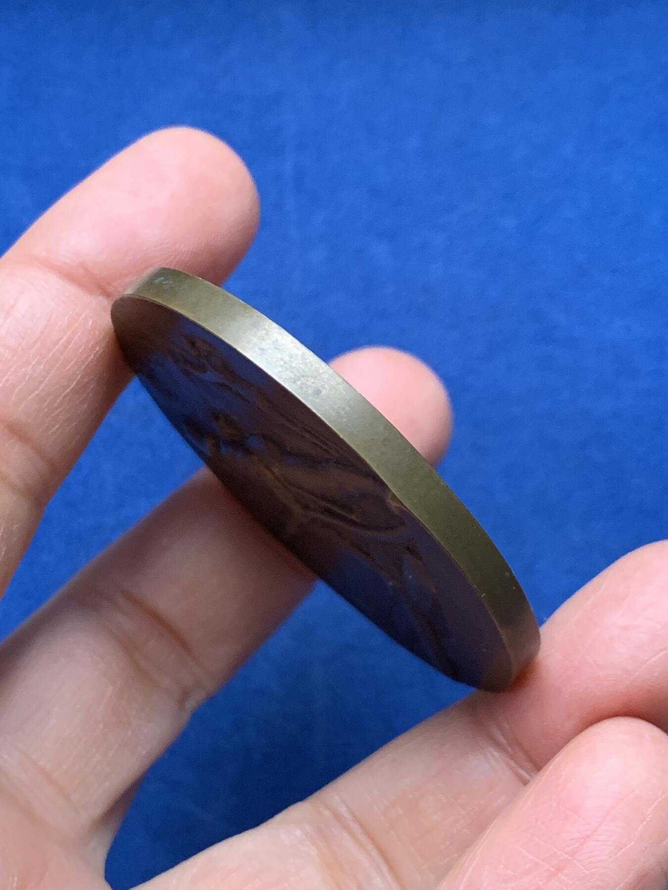 《竞宝斋》第462场 周日，周一，2场连拍 （全场包邮）欢迎送拍 1921年瑞士消防协会成立50周年纪念章 由雕塑家Huguenin设计制作 53.2克49.6mm