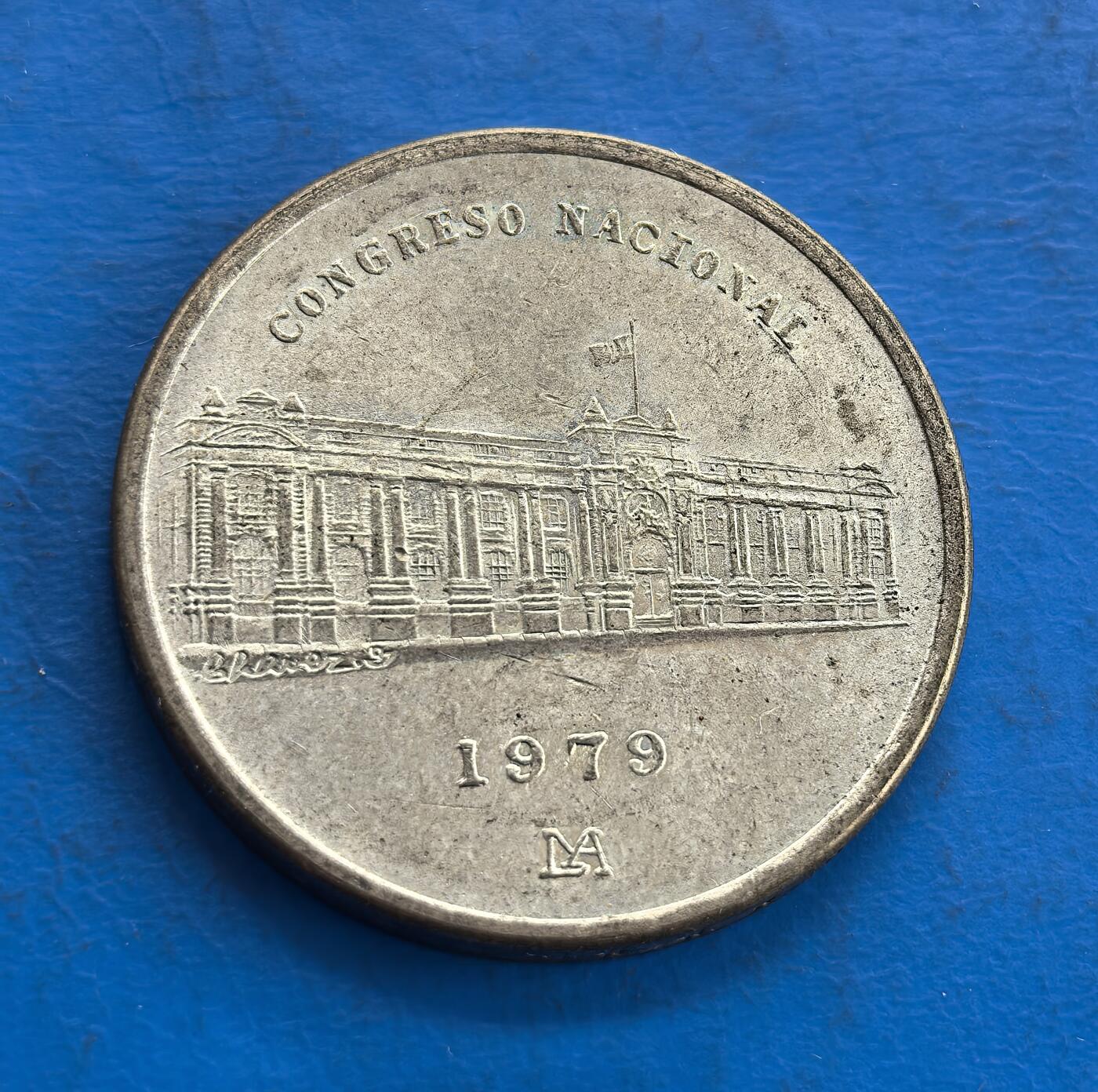 外国优质老铜币高银银币，周六九点倒数截拍，满百包邮，持续收拍 秘鲁1979 年1000索尔银币，正面为秘鲁国徽，融合羊驼、金鸡纳树等本土元素，象征国家物产；背面是秘鲁国会大厦建筑浮雕，细节规整庄重，兼具国家象征与历史纪念意义，是秘鲁现代货币的典型代表。