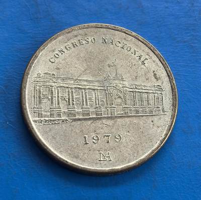 外国优质老铜币高银银币，周六九点倒数截拍，满百包邮，持续收拍 - 秘鲁1979 年1000索尔银币，正面为秘鲁国徽，融合羊驼、金鸡纳树等本土元素，象征国家物产；背面是秘鲁国会大厦建筑浮雕，细节规整庄重，兼具国家象征与历史纪念意义，是秘鲁现代货币的典型代表。