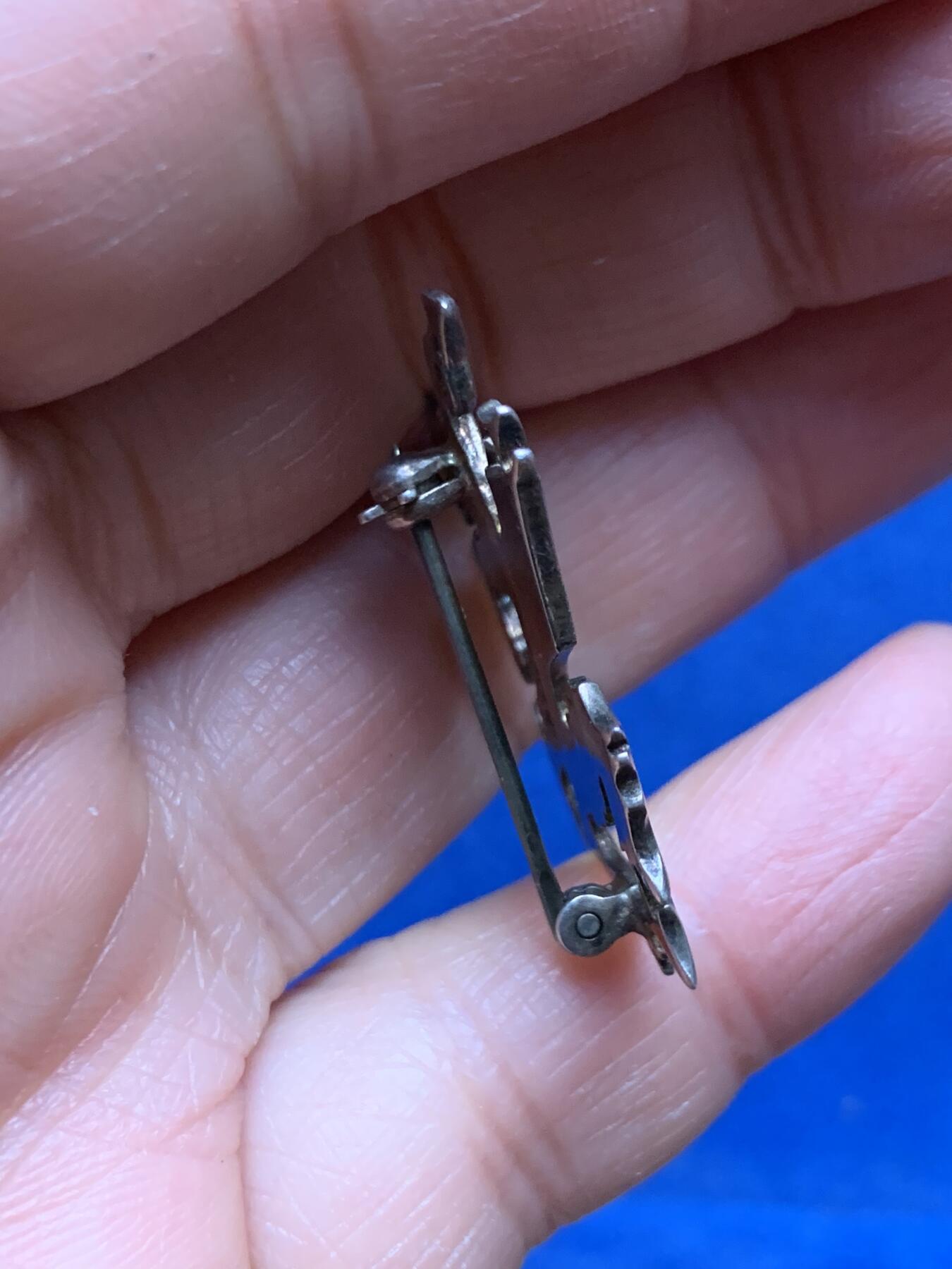 《竞宝斋》第462场 周日，周一，2场连拍 （全场包邮）欢迎送拍 红龙威尔士银质胸针 带银标 重约5.2克 长度最长处33.5mm 最宽处24mm