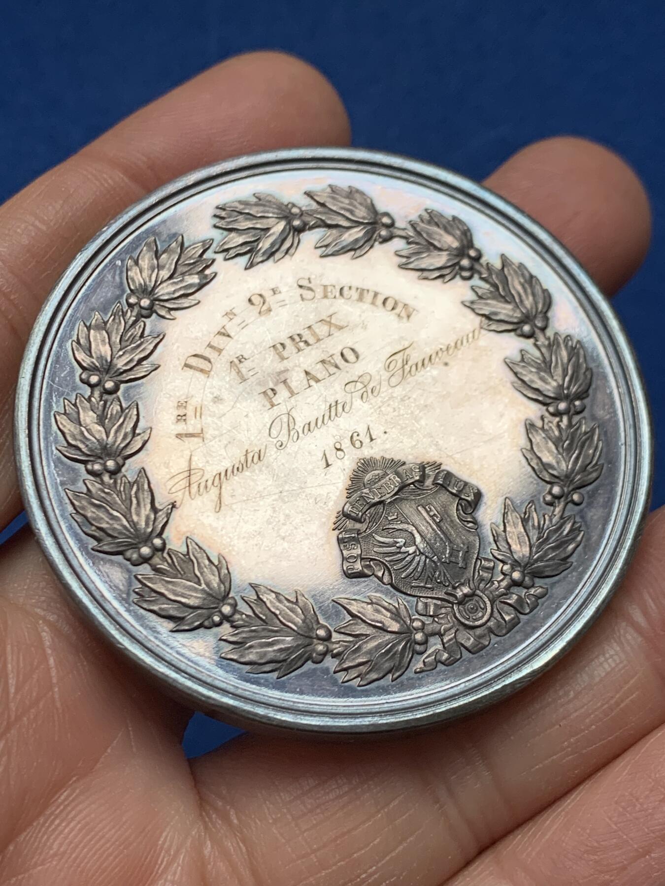 《竞宝斋》第462场 周日，周一，2场连拍 （全场包邮）欢迎送拍 瑞士1861年日内瓦音乐学院大银章 光边 79.4克 53mm