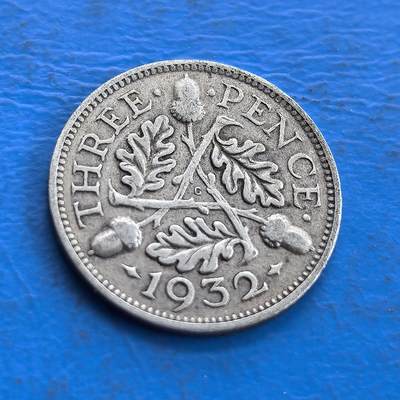 外国优质老铜币高银银币，周六九点倒数截拍，满百包邮，持续收拍 - 英国1932 年 3 便士银币，正面乔治五世头像雕刻传神，铭文环绕规整；背面橡树叶、橡果与蓟花交织，面值、年份清晰，植物纹饰自然生动，银质包浆古朴，尽显英伦钱币的精致工艺与自然美学。