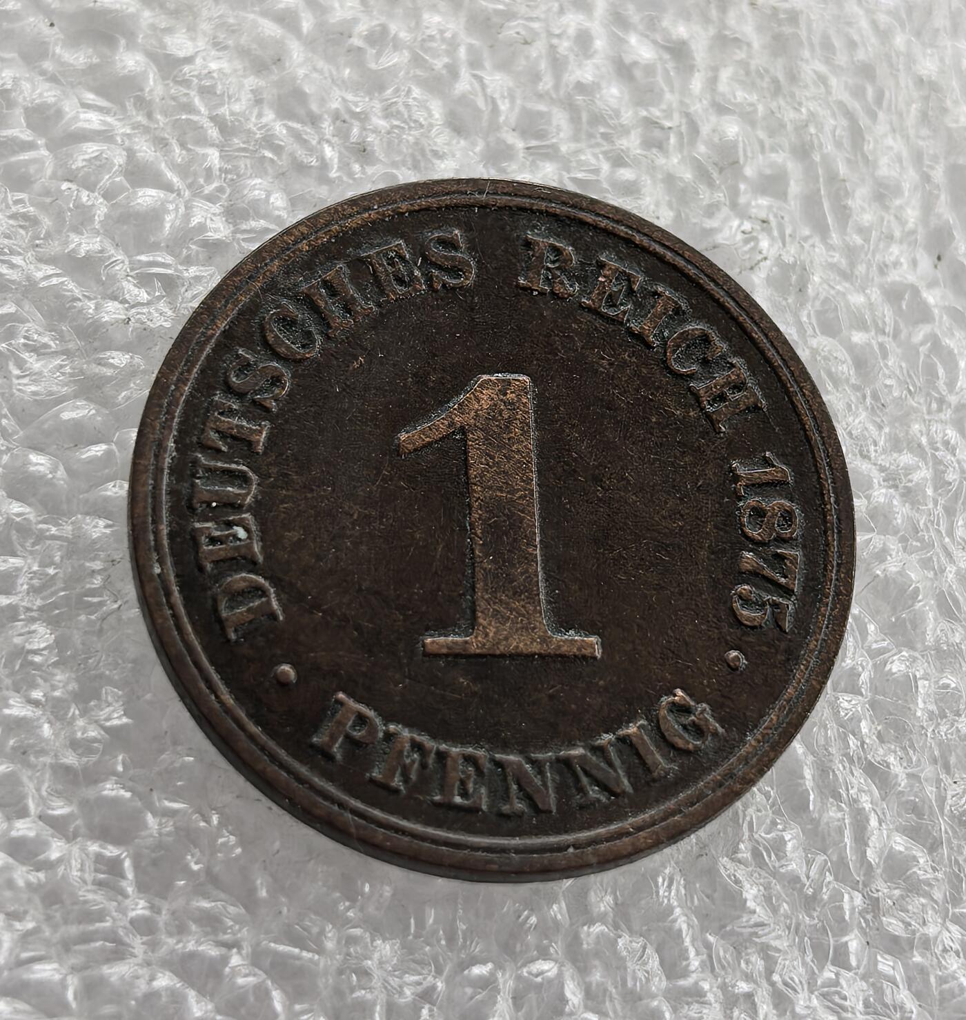 外国优质老铜币高银银币，周六九点倒数截拍，满百包邮，持续收拍 德国1875 年 1 芬尼C版，正面铸 “DEUTSCHES REICH”、面值与年份，背面为带皇冠的德意志帝国鹰。属德意志第二帝国初期，是 1871 年德国统一后推行统一币制、彰显帝国权威的流通辅币见证。