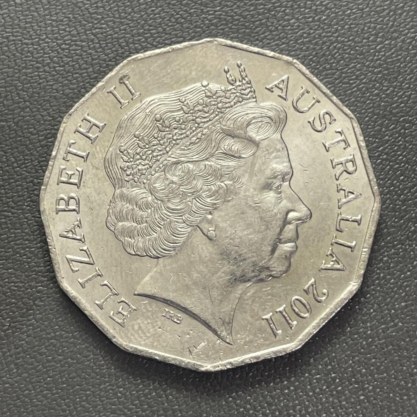 回流0201 澳大利亚2011年50分 老年女王和国徽