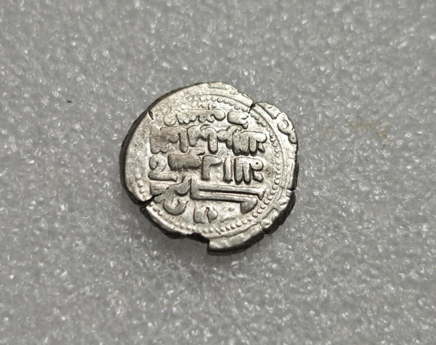 瓶子🏺第227期拍卖会  哥疾宁王朝打制银币  4.36克  4.36×0.7×27=82.404