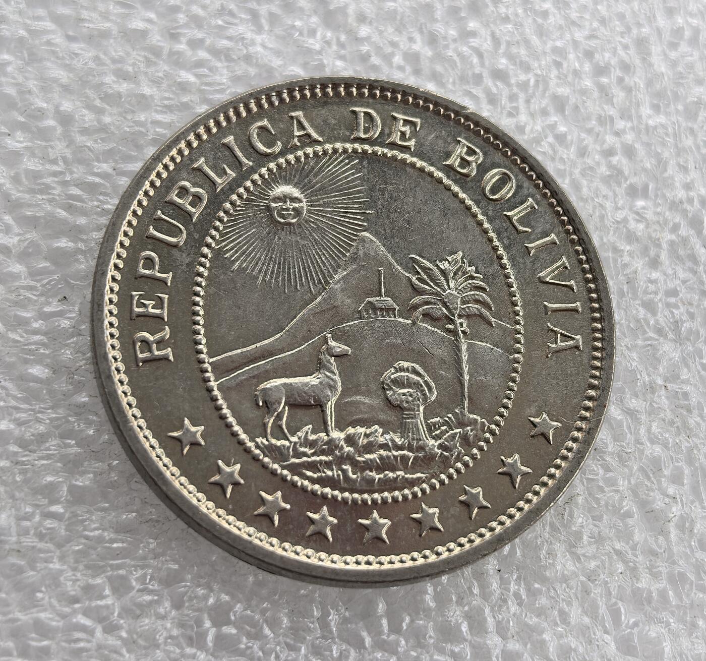 外国优质老铜币高银银币，周六九点倒数截拍，满百包邮，持续收拍 极美品1939 年玻利维亚50分，正面铸双蛇杖（商业象征）、面值与年份，背面为玻利维亚国徽（太阳、山峰、羊驼等）及国名。属玻利维亚共和国时期，是该国独立后，融合本土文化与商业符号的流通货币，见证其经济与国家象征的发展。