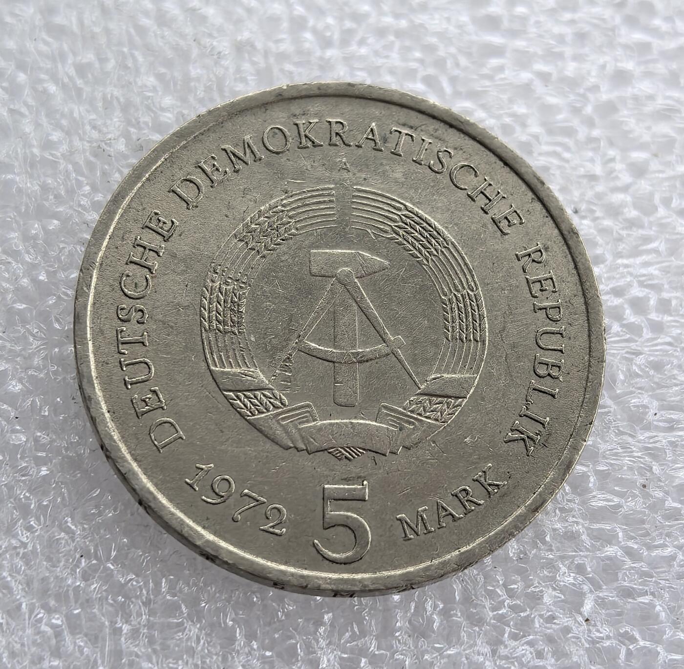 外国优质老铜币高银银币，周六九点倒数截拍，满百包邮，持续收拍 东德1972年5马克纪念币，正面精雕迈森大教堂哥特式双塔建筑，细节生动传神；背面铸东德国徽（圆规、锤子、麦穗），设计经典，银质质感佳，兼具建筑艺术与东德历史收藏价值。