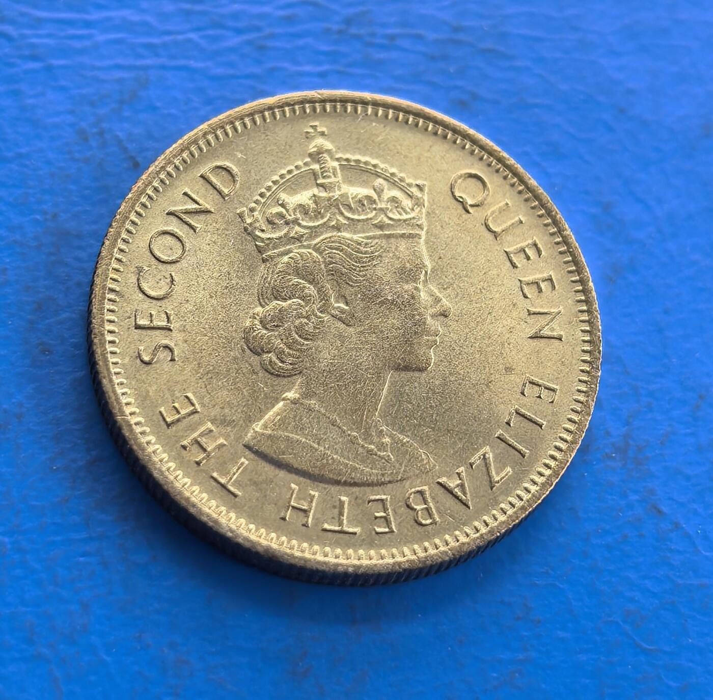 外国优质老铜币高银银币，周六九点倒数截拍，满百包邮，持续收拍 1980 年香港一毫硬币，正面伊丽莎白二世头像雕刻细腻，皇冠与英文铭文环绕排布规整；背面 “香港一毫” 中文字醒目，搭配英文面值、地名及年份，中英双语交融，殖民风格鲜明，币面纹饰简洁精致，兼具地域特色与历史质感。