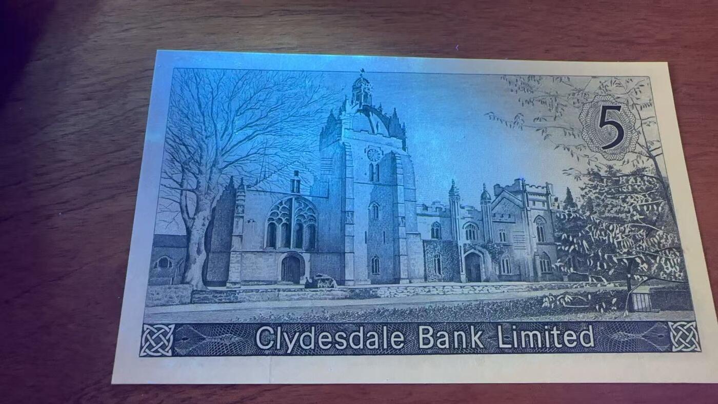 徐霞客拍卖首拍 苏格兰克莱兹银行 1968 5镑 UNC- 193041 这张纸币由苏格兰克莱兹代尔银行于1968年11月1日在格拉斯哥发行，延续了英国独一无二的“私人发钞”传统。克莱兹代尔银行作为苏格兰最具代表性的本土银行之一，这张5英镑券不仅是流通工具，更是苏格兰金融文化的“活化石”。作为苏格兰私人银行券的早期品种，全新品相存世量已十分稀少。