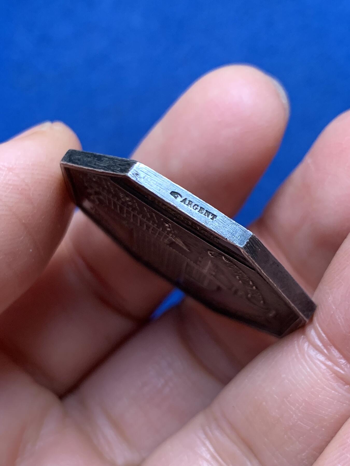 《竞宝斋》第462场 周日，周一，2场连拍 （全场包邮）欢迎送拍 法国1843年巴黎供应三家企业会议（烧木炭，水木炭，木材）八角银质代币，33.4MM，17.67克，手指银标边铭，稀少图案