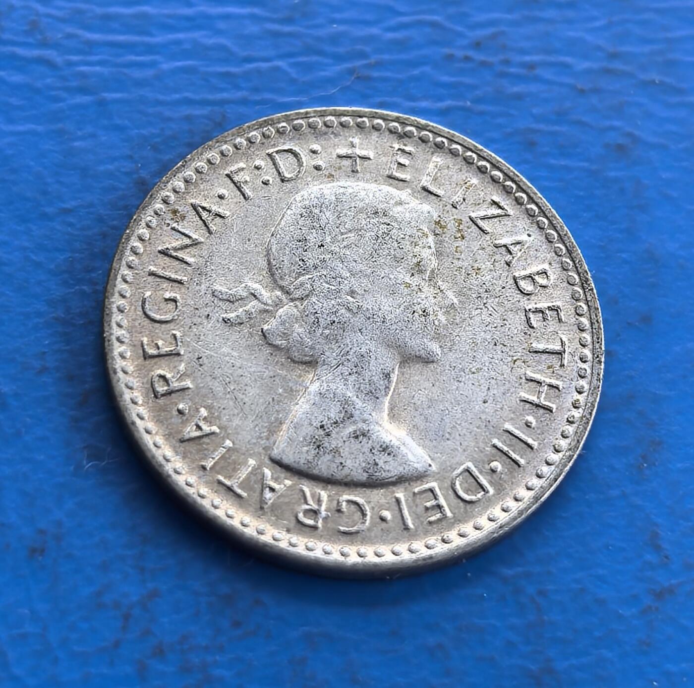 外国优质老铜币高银银币，周六九点倒数截拍，满百包邮，持续收拍 澳大利亚1962 年 3 便士银币，正面伊丽莎白二世头像雕刻细腻，铭文环绕规整；背面三束麦穗配丝带，国名、面值、年份清晰排布，麦穗纹饰简洁清新，银质温润，兼具英伦风格与澳洲农业特色，工艺精致。