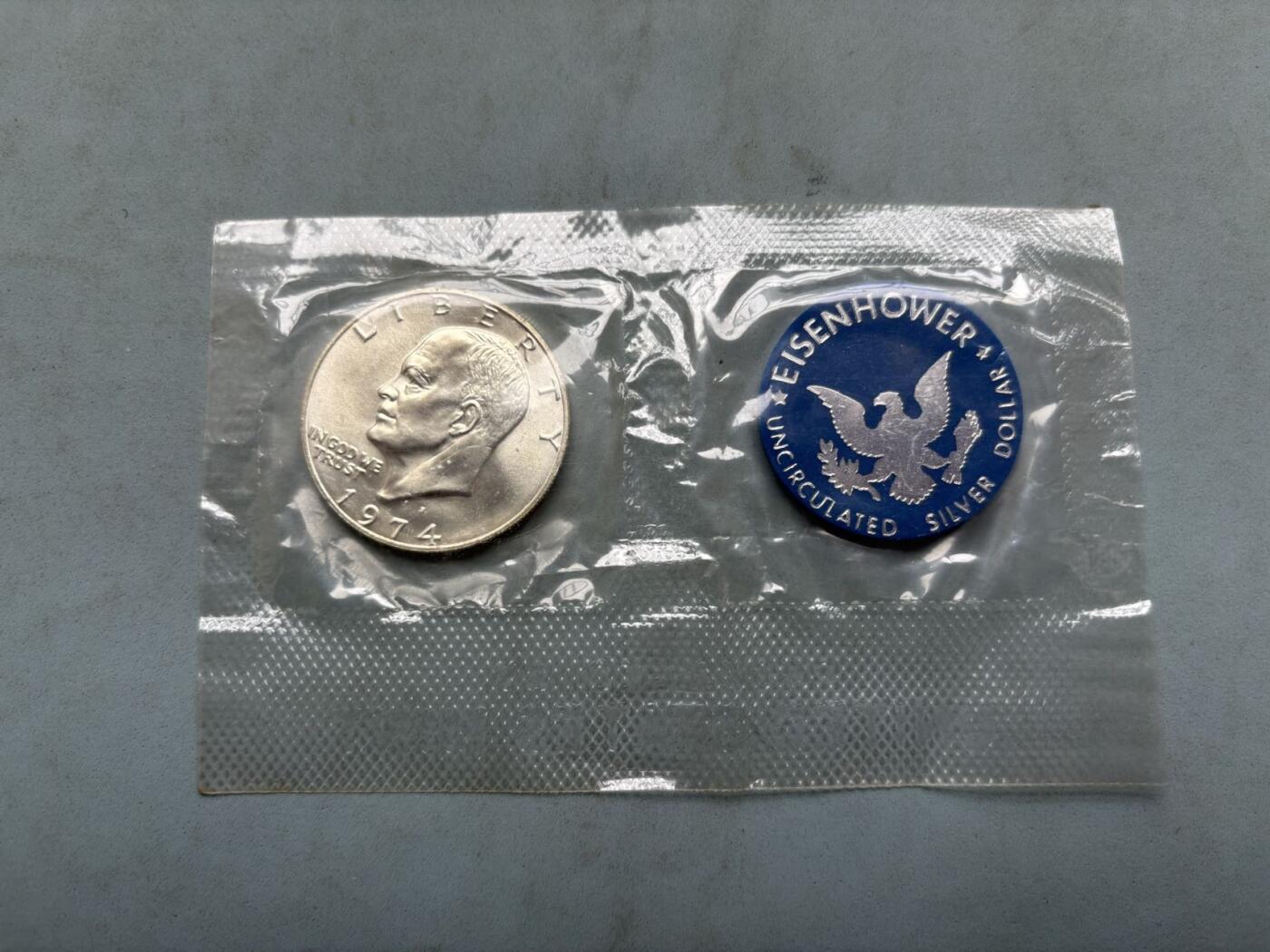 盛世勋华——号角文化勋章邮票专场拍卖第302期 美国1976年建国200周年大一元纪念银币以及一枚蓝色纪念代币， 带原包装，美国铸币局专为收藏家发行的未流通版本，属于“蓝包（Blue Pack）”系列，重24.59克，直径38毫米