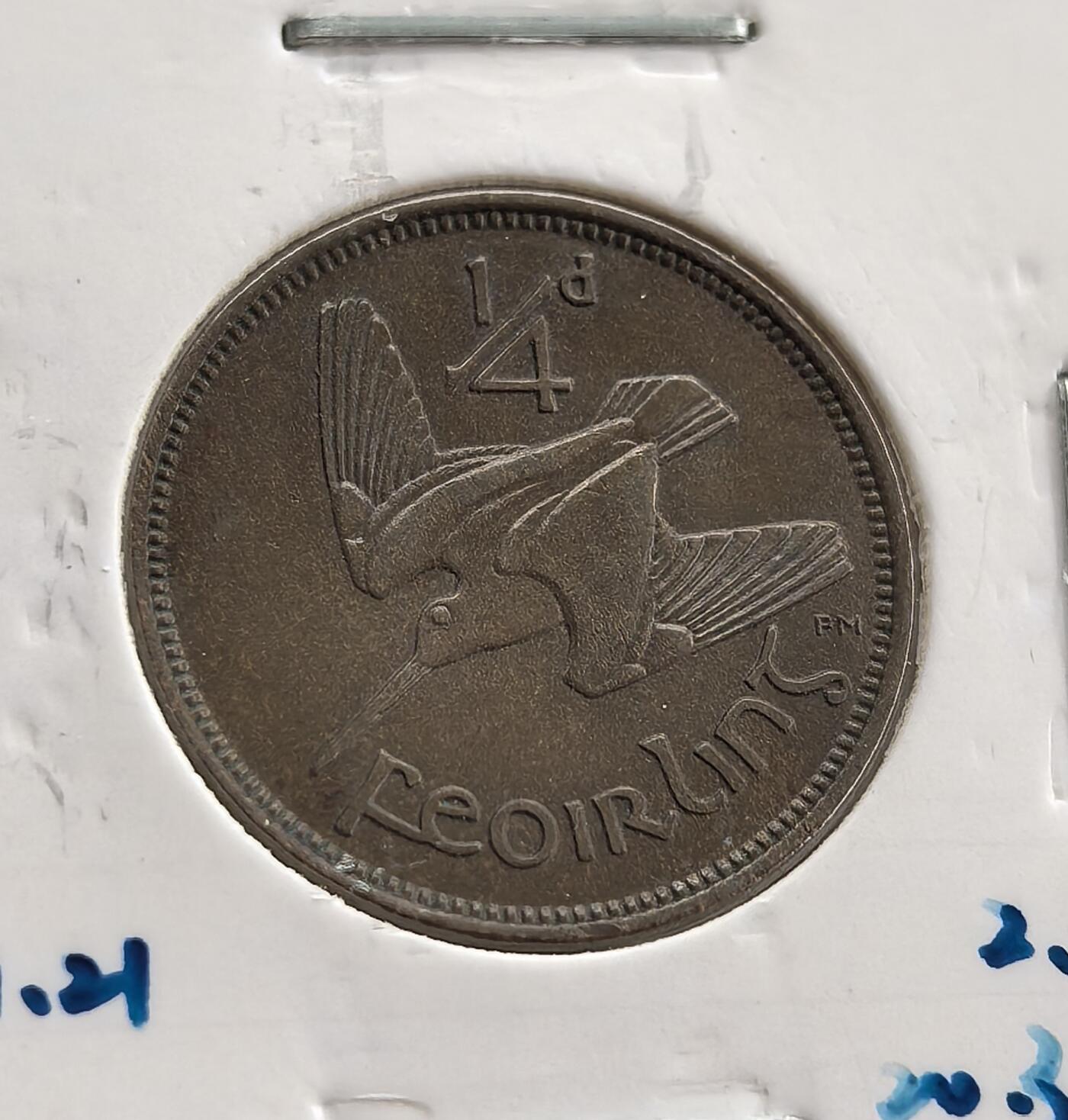 外国优质老铜币高银银币，周六九点倒数截拍，满百包邮，持续收拍 爱尔兰1930 年 1/4 便士铜币，正面翠鸟图案灵动传神，背面饰爱尔兰象征竖琴，设计典雅。铜质包浆自然温润，品相完整，属爱尔兰独立初期货币，见证历史转折，是英联邦小众货币收藏的特色佳品，艺术与历史价值兼具。