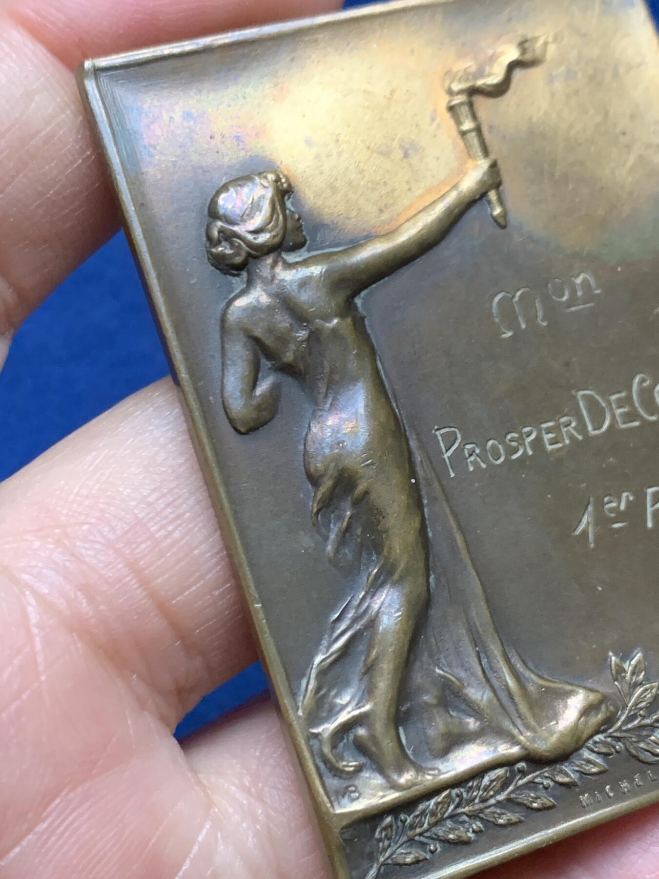 《竞宝斋》第462场 周日，周一，2场连拍 （全场包邮）欢迎送拍 1924年比利时火炬女神《寻找光明》方形纪念大铜章 美术设计比赛一等奖章 双面老彩包浆 61.6*45.3mm 重约64.7g 女神身姿妙曼 手举火炬 身披薄纱 让人伶爱 稀罕品种