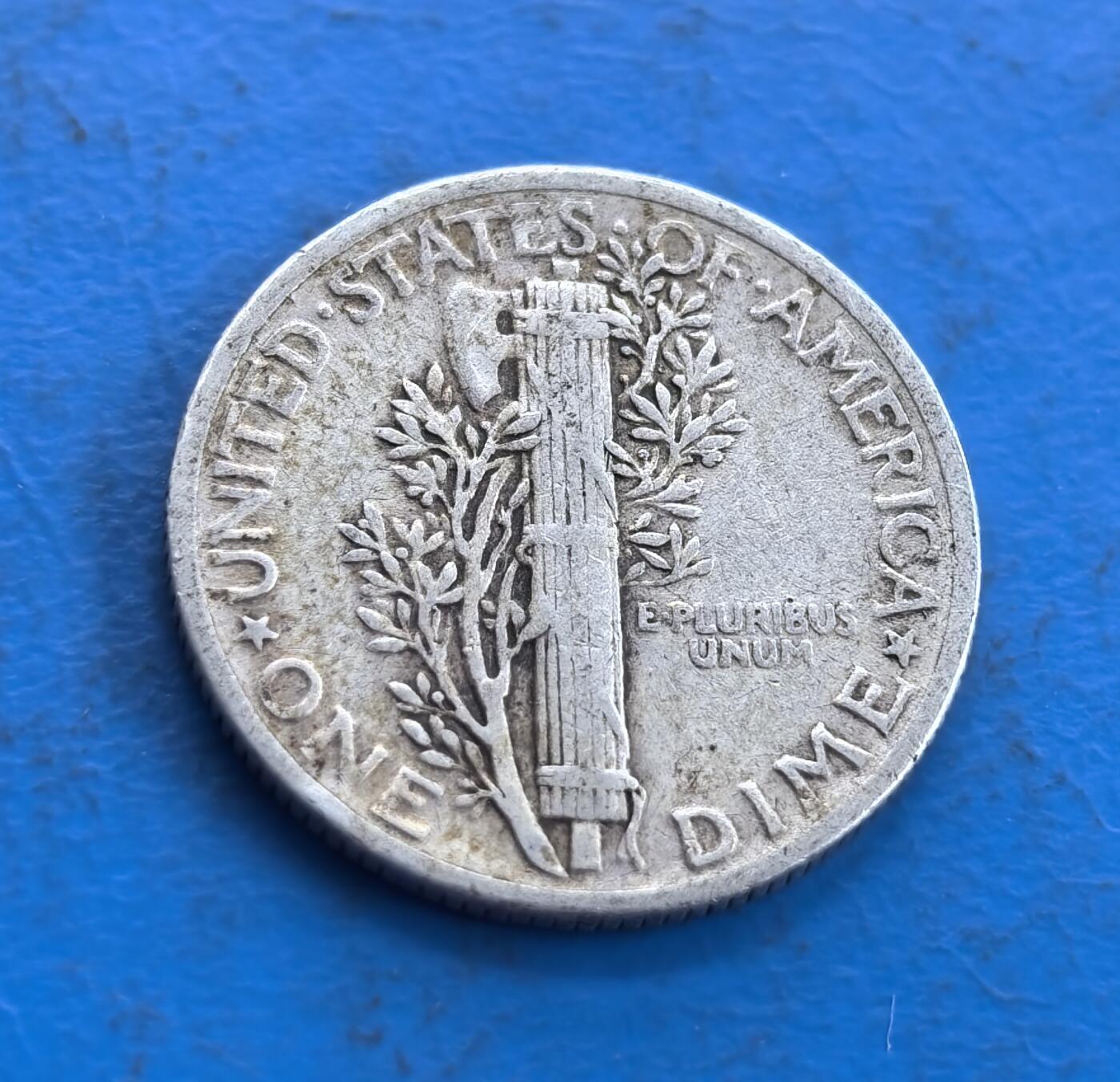 外国优质老铜币高银银币，周六九点倒数截拍，满百包邮，持续收拍 美国1942 年墨丘利 10 美分银币，正面带翼自由女神头像雕刻细腻，翅膀纹理与面部轮廓传神，铭文、年份清晰；背面束棒配橄榄枝，国名、面值及格言环绕，纹饰对称精致，银质包浆温润，尽显美式钱币的经典工艺与美学