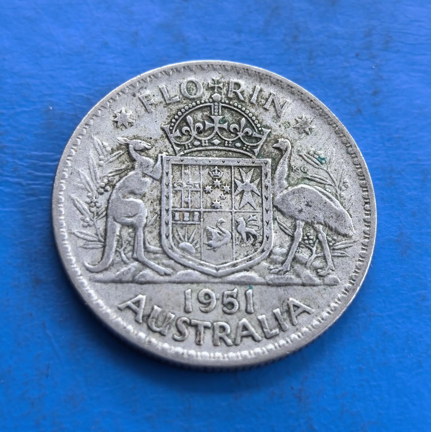 外国优质老铜币高银银币，周六九点倒数截拍，满百包邮，持续收拍 澳大利亚1951年2先令银币，正面为乔治六世国王侧面像，铭文彰显其君主身份；背面是澳大利亚国徽，袋鼠与鸸鹋守护盾形纹章，搭配皇冠与纪年，兼具英国王室印记与澳大利亚国家象征，是战后英联邦货币的典型代表。