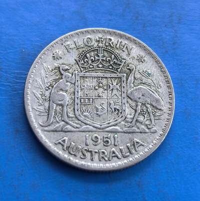 外国优质老铜币高银银币，周六九点倒数截拍，满百包邮，持续收拍 - 澳大利亚1951年2先令银币11.3克*0.5纯银价164元，正面为乔治六世国王侧面像，铭文彰显其君主身份；背面是澳大利亚国徽，袋鼠与鸸鹋守护盾形纹章，搭配皇冠与纪年，兼具英国王室印记与澳大利亚国家象征，是战后英联邦货币的典型代表。