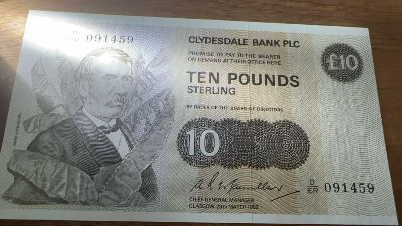 徐霞客拍卖首拍 苏格兰/克莱斯勒戴尔银行	P-213a 1982年10镑		D/ER 091459	unc-	纸币是苏格兰私人发钞行的独有品种，它是唯一以探险家大卫·利文斯通为币面人物的苏格兰纸币，以此致敬其非洲探险与反奴隶贸易的贡献。它保留着“承诺按需兑换”的古老表述，这是苏格兰私人银行券独有的金融遗产，搭配专属编号系统，是苏格兰开拓精神与金融传统的双重见证		