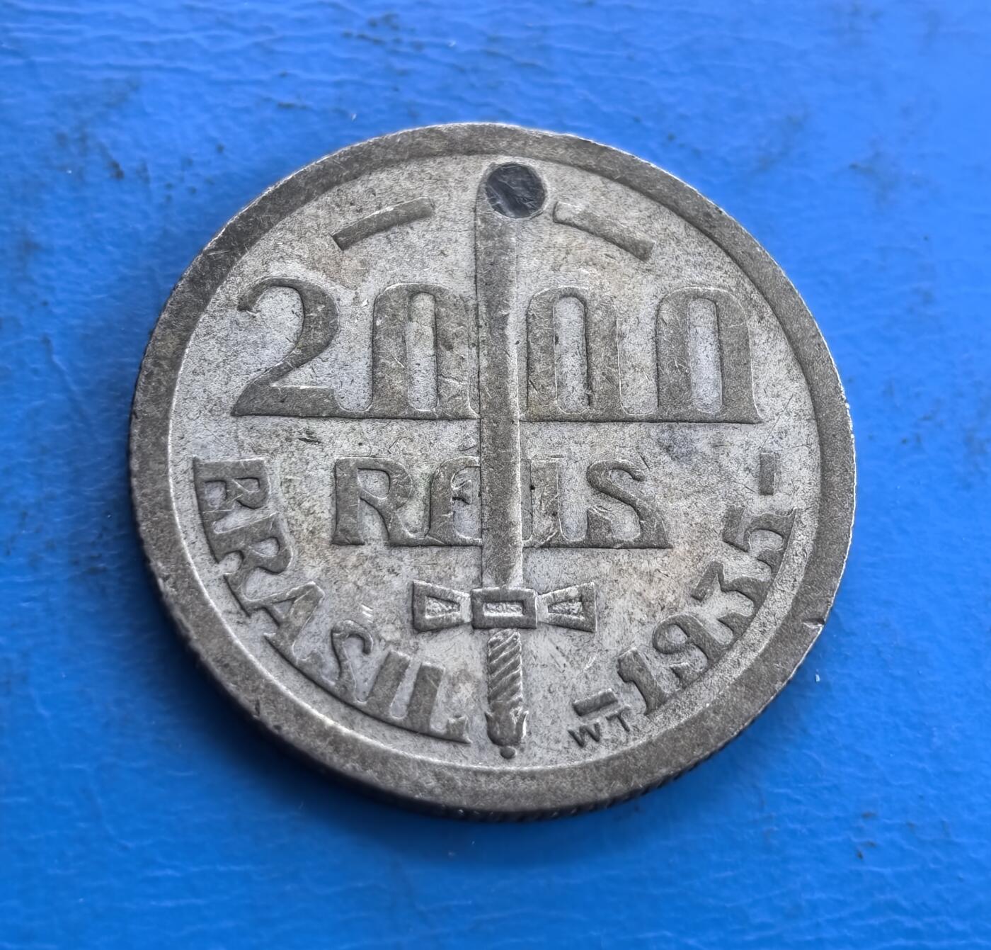 外国优质老铜币高银银币，周六九点倒数截拍，满百包邮，持续收拍 巴西 1935 年2000 瑞斯银币，正面卡夏斯头像雕刻传神，面部细节与星徽光芒纹搭配生动；背面十字剑居中，面值、国名与年份环绕，线条简洁有力，金属质感古朴，兼具南美钱币的粗犷与工艺精致感。