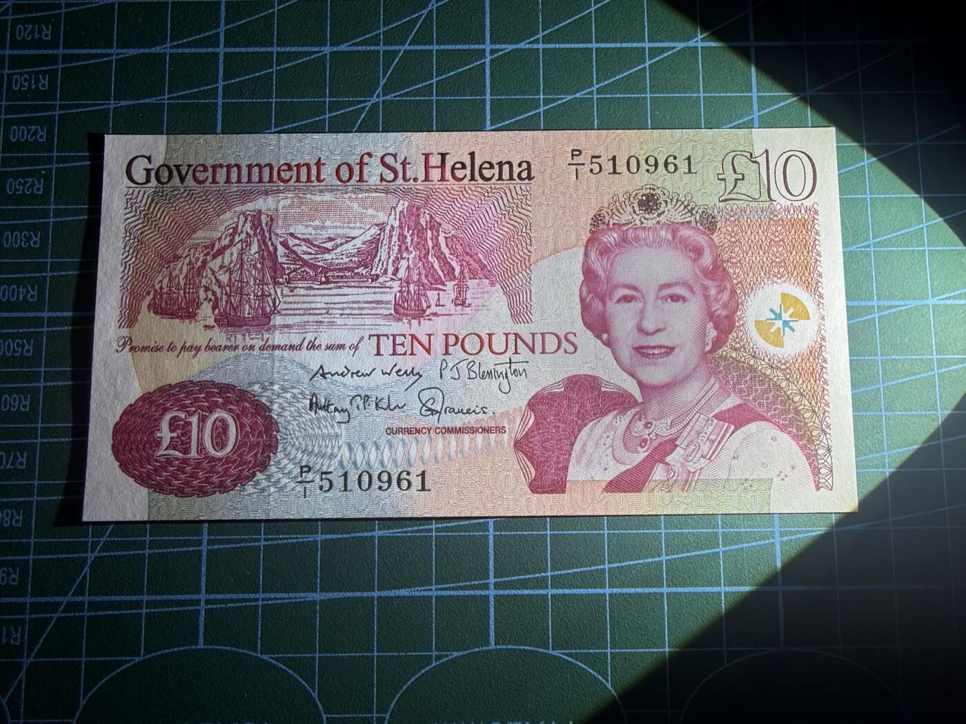 【炜奕收藏】，第五十八期，英属第三场 2012年圣赫勒拿10镑，UNC品相，号码无347