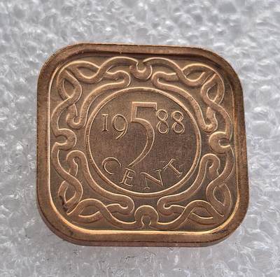 外国优质老铜币高银银币，周六九点倒数截拍，满百包邮，持续收拍 - 苏里南1988 年 5 分铜币为方形圆角独特形制，正面饰缠枝纹与面值，背面铸苏里南国徽（原住民武士 + 正义 / 虔诚 / 忠诚铭文）。铜质光泽温润，品相完好，属苏里南独立后经典辅币，兼具形制特色与历史收藏价值。