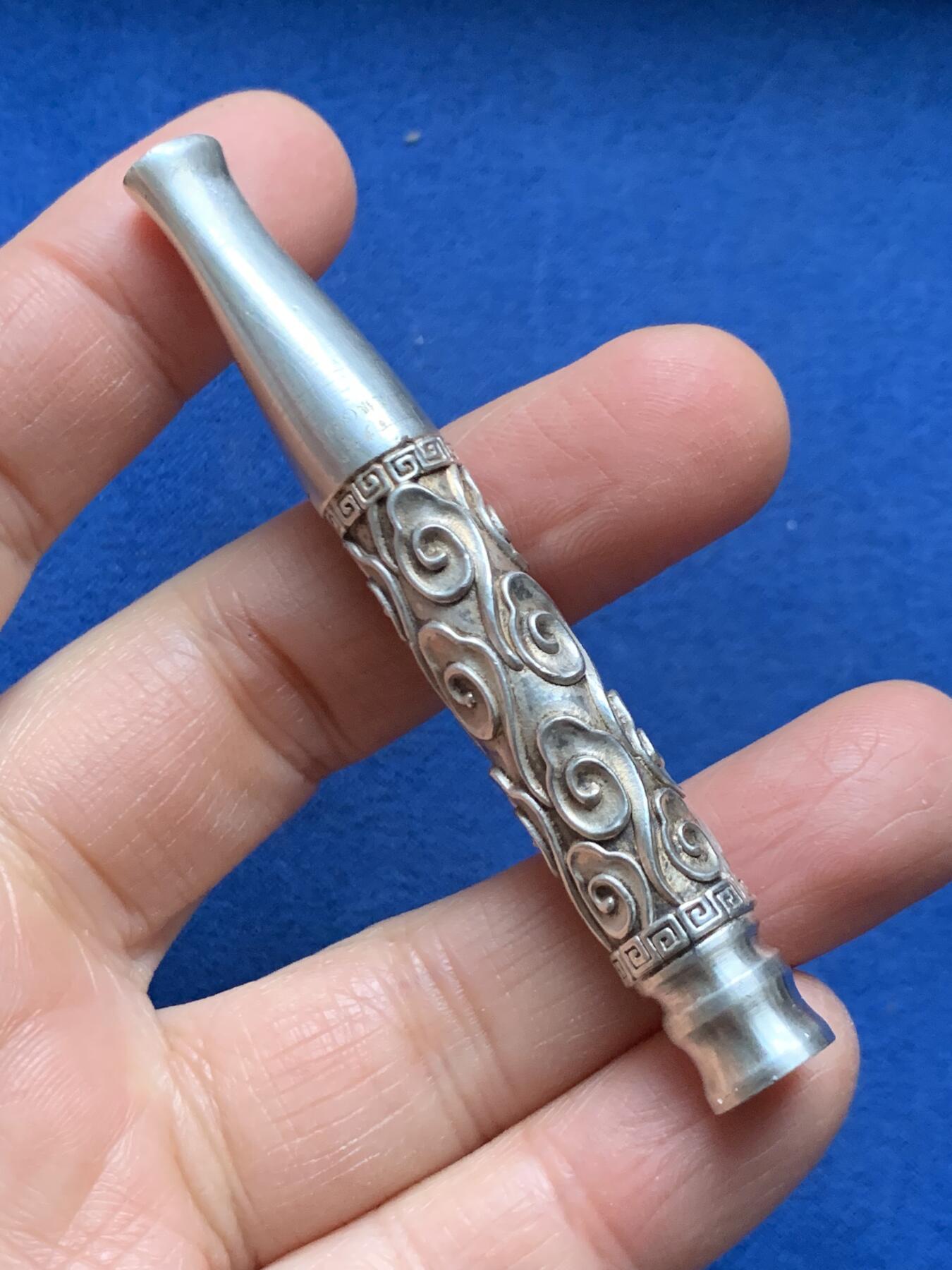 《竞宝斋》第462场 周日，周一，2场连拍 （全场包邮）欢迎送拍 纯银百岁坊如意纹烟嘴，长约：79.7mm，重约：24.2克；云南百岁坊制作，银标“足银”S999。使用品。