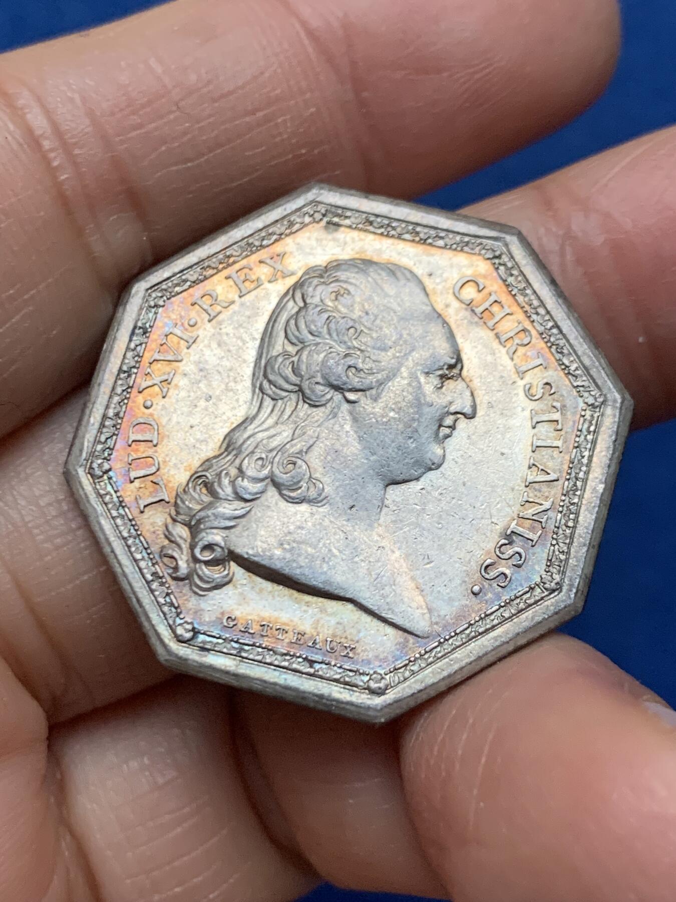 《竞宝斋》第462场 周日，周一，2场连拍 （全场包邮）欢迎送拍 法国17XX年路易十六皇家宝藏八角银质代币，背面花纹组成皇家纹章，原铸无边铭，31.5mm，11.8克