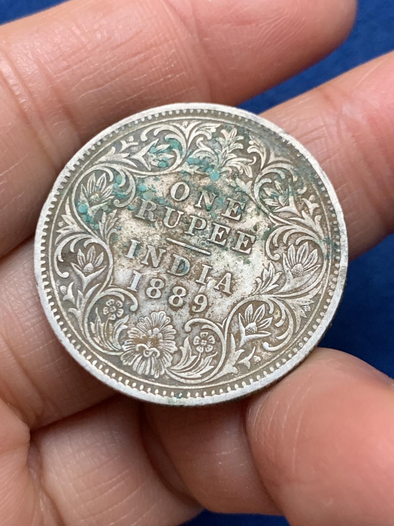 《竞宝斋》第462场 周日，周一，2场连拍 （全场包邮）欢迎送拍 英属印度1889年维多利亚1卢比，造型优美，包浆味道好