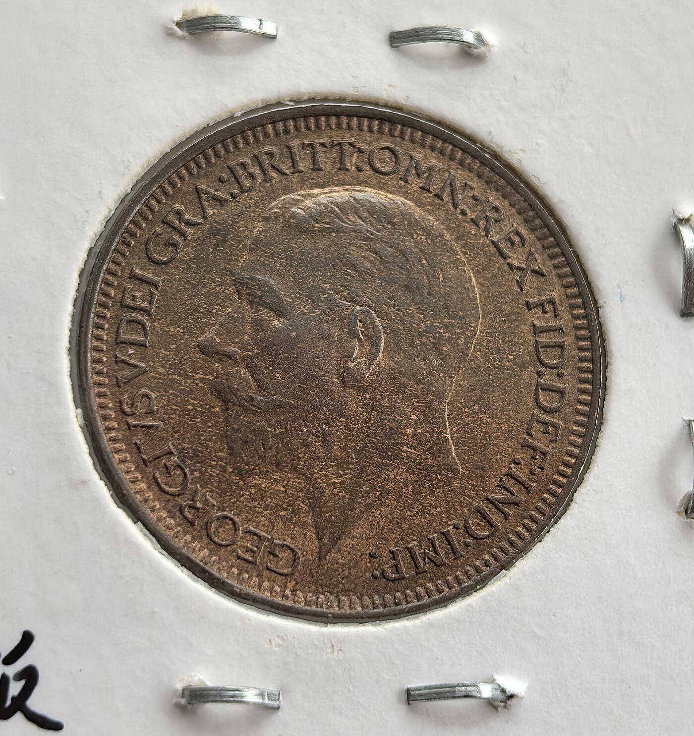 外国优质老铜币高银银币，周六九点倒数截拍，满百包邮，持续收拍 英国1932 年法新铜币，正面为乔治五世头像配拉丁文铭文，背面饰不列颠女神坐像，设计典雅。百年铜质包浆温润，品相完整，见证英国君主制时期货币史，是英系辅币收藏的经典佳品，历史与收藏价值兼具。