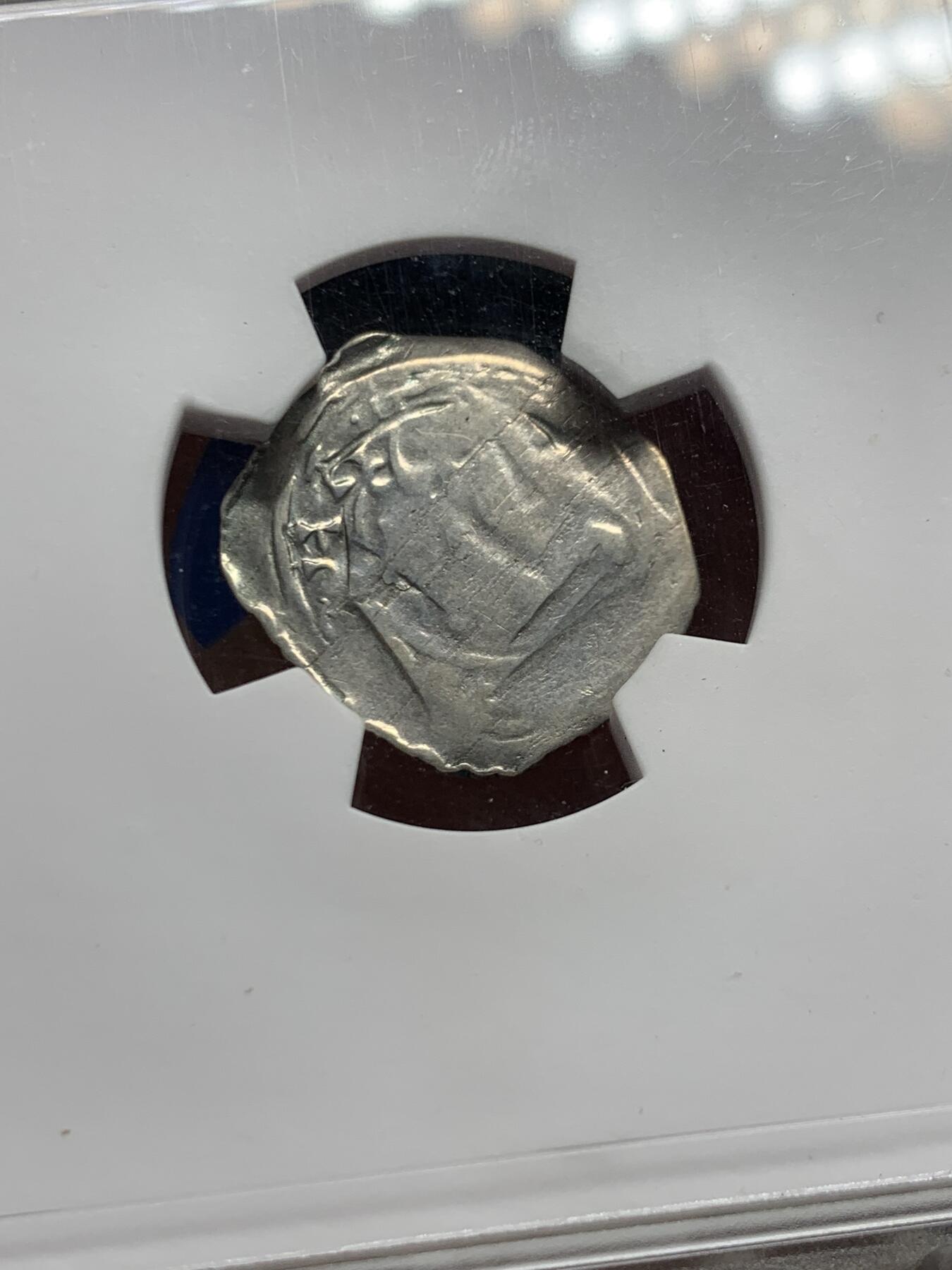 《竞宝斋》第462场 周日，周一，2场连拍 （全场包邮）欢迎送拍 华夏开放盒 中世纪萨尔茨堡主教区银币，1200-1246年埃贝哈德二世时期，中世纪历史名城弗里萨赫(Friesach)打制，图案由线条化风格，哥特式的教堂塔楼，面值：1芬尼。非常少见的中世纪币种。不规则粗打制银币，弱打是该品种的普遍现象。这枚整体保持已算不错，背面有弱打现象。