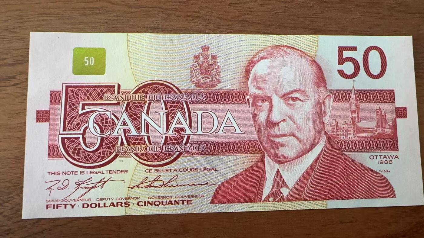 徐霞客拍卖首拍 加拿大	P-98c 1988年50元	FHV2483178	UNC-	正面主像为加拿大前总理威廉·莱昂·麦肯齐右侧为渥太华国会大厦图案。采用红棕渐变套印与精细雕刻凹印工艺，是加拿大最后一批纯纸质流通纸币之一，后被聚合物材质纸币取代。作为“鸟系列”中的大面额品种，存世量少。		