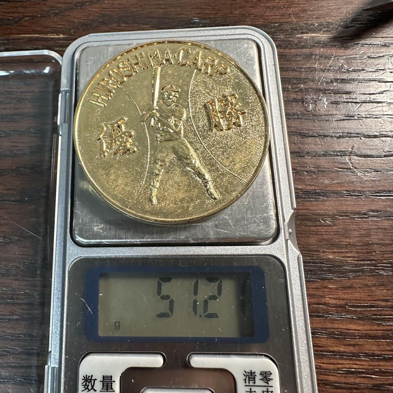 蒂克钱币-第57场 日本章 企业章拍卖  1975年发行的广岛东洋鲤鱼队棒球胜利纪念镀金章 51mm 99g