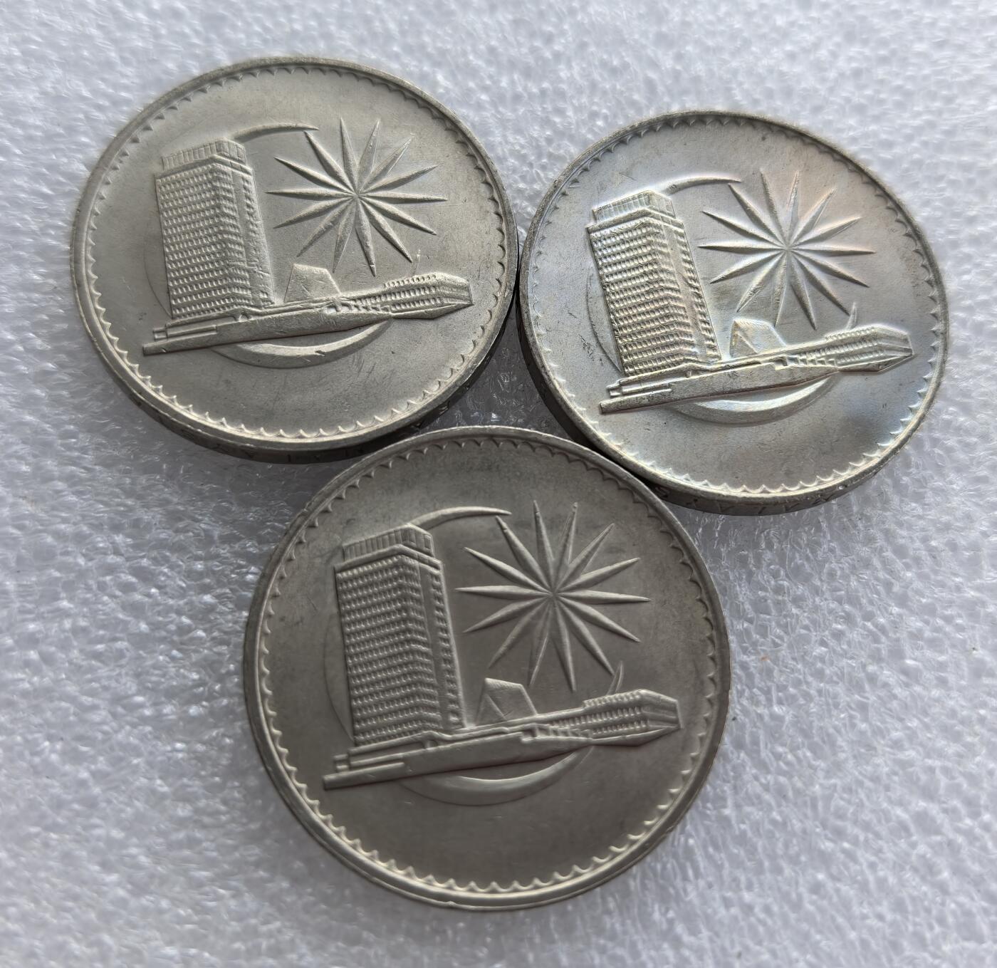 外国优质老铜币高银银币，周六九点倒数截拍，满百包邮，持续收拍 马来西亚1986年1 林吉特3枚，正面铸国名 “MALAYSIA”、面值与年份，背面刻画马来西亚国会大厦及星芒纹饰，属马来西亚独立后早期流通辅币，是东南亚钱币收藏的经典品种。