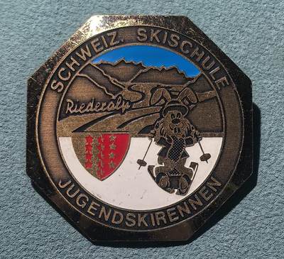 盛世勋华——号角文化勋章邮票专场拍卖第302期 - 瑞士里德阿尔普（Riederalp）滑雪学校青少年滑雪比赛（Jugendskirennen）纪念证章 带厂标