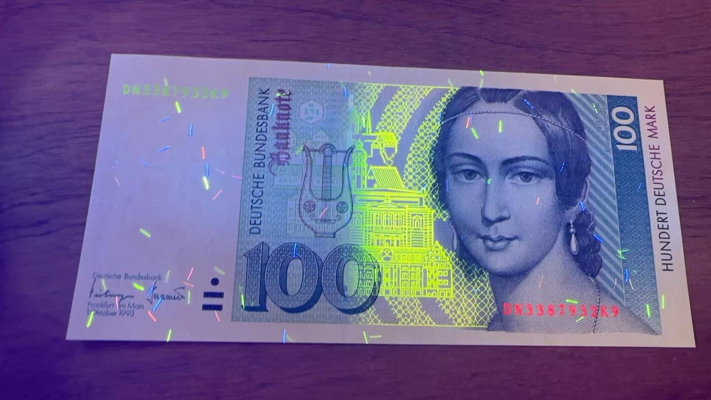 徐霞客拍卖首拍 德国	P-41c 1993年100马克  DN3387932K9		 UNC-	纸币背景融入里拉琴与法兰克福城市景观，呼应了克拉拉的音乐身份，以女性音乐家为主题的纸币在世界货币中较为少见，兼具艺术、文化与历史三重价值，是纸币收藏中的热门题材。德国马克纸币因设计精美、工艺精湛，在全球纸币收藏界享有极高声誉，该版100马克更是其中的标杆品种				