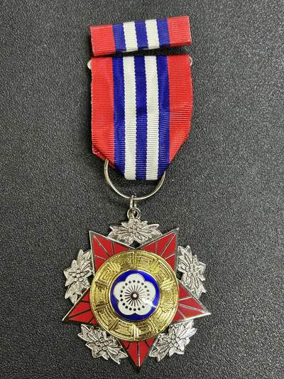 西秦中古拍卖第七十四期 - 民国甲种二等陆海空军奖章 带勋略 退台后