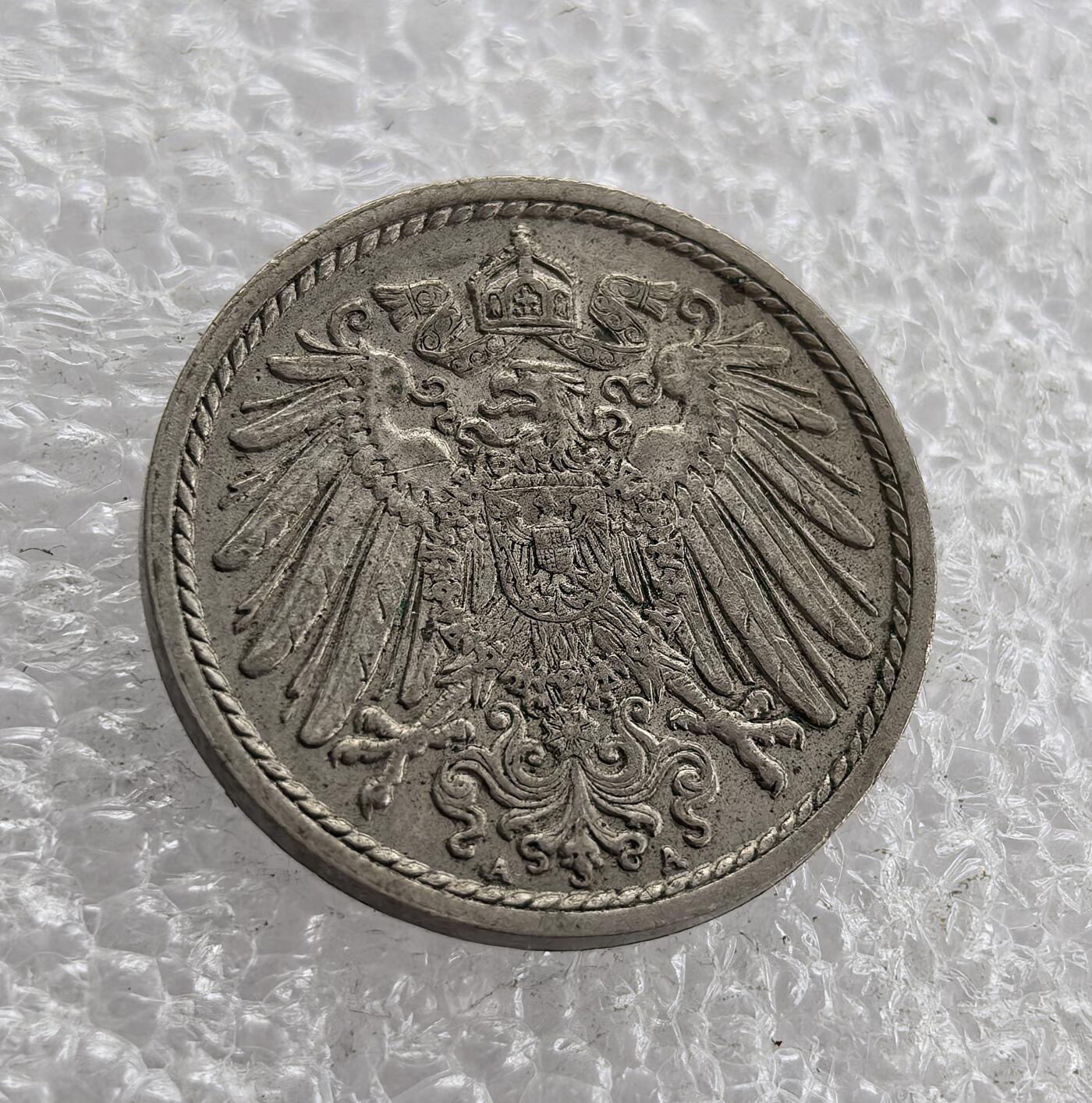 外国优质老铜币高银银币，周六九点倒数截拍，满百包邮，持续收拍 德意志第二帝国1911 年5芬尼A版，正面铸 “DEUTSCHES REICH”、面值与年份，背面为带皇冠的帝国鹰（A 版柏林造）。属威廉二世统治期，是一战前德国统一币制、彰显帝国权威的流通辅币，见证第二帝国晚期的经济与政治状况。