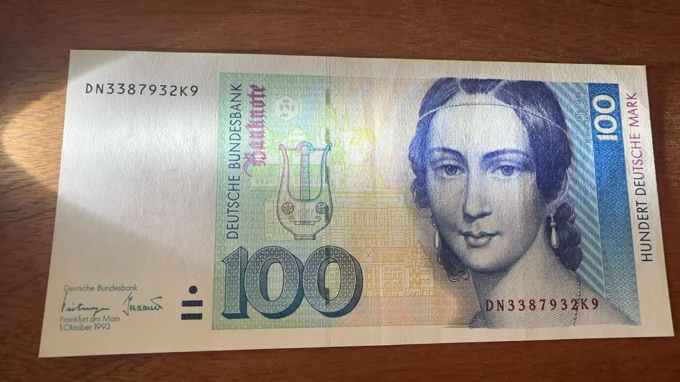 徐霞客拍卖首拍 德国	P-41c 1993年100马克  DN3387932K9		 UNC-	纸币背景融入里拉琴与法兰克福城市景观，呼应了克拉拉的音乐身份，以女性音乐家为主题的纸币在世界货币中较为少见，兼具艺术、文化与历史三重价值，是纸币收藏中的热门题材。德国马克纸币因设计精美、工艺精湛，在全球纸币收藏界享有极高声誉，该版100马克更是其中的标杆品种				