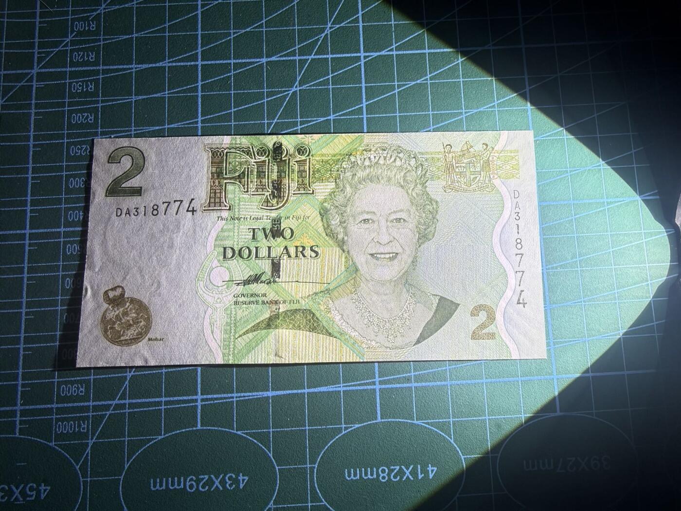 【炜奕收藏】，第五十八期，英属第三场 2007年斐济2元，UNC品相，轻微月牙痕