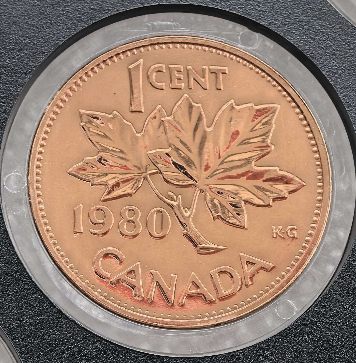 外国优质老铜币高银银币，周六九点倒数截拍，满百包邮，持续收拍 精制1980年加拿大 1 分铜币，正面为伊丽莎白二世头像，背面饰加拿大象征枫叶，设计简约经典。铜质光泽温润，品相完好，枫叶图案辨识度高，是英联邦加国货币收藏的特色佳品，兼具艺术与收藏价值。