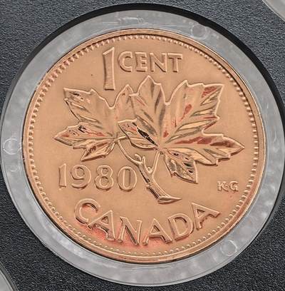外国优质老铜币高银银币，周六九点倒数截拍，满百包邮，持续收拍 - 精制1980年加拿大 1 分铜币，正面为伊丽莎白二世头像，背面饰加拿大象征枫叶，设计简约经典。铜质光泽温润，品相完好，枫叶图案辨识度高，是英联邦加国货币收藏的特色佳品，兼具艺术与收藏价值。