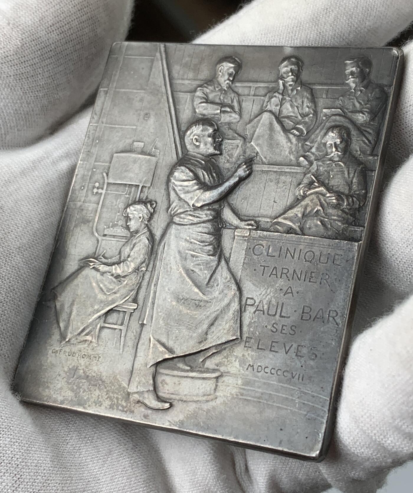 掌中浮雕-藏着的欧洲第051场 1907年法国医学院教授保罗.巴尔镀银铜章，56.5*69.4mm，盒子变形，扣不住