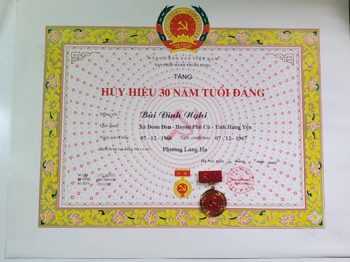 韵星假日拍卖第三十八期 -- Rimey Holidays Auction 38 越南社会主义共和国裴廷宜（和上一组夫妻）光荣在党30年奖章带原证书 实发少见 奖章带厂标